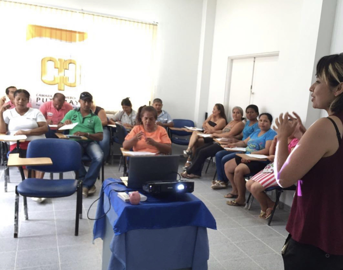 Nati teaching a group of entrepreneurs at Cámara de Comercio del Putumayo