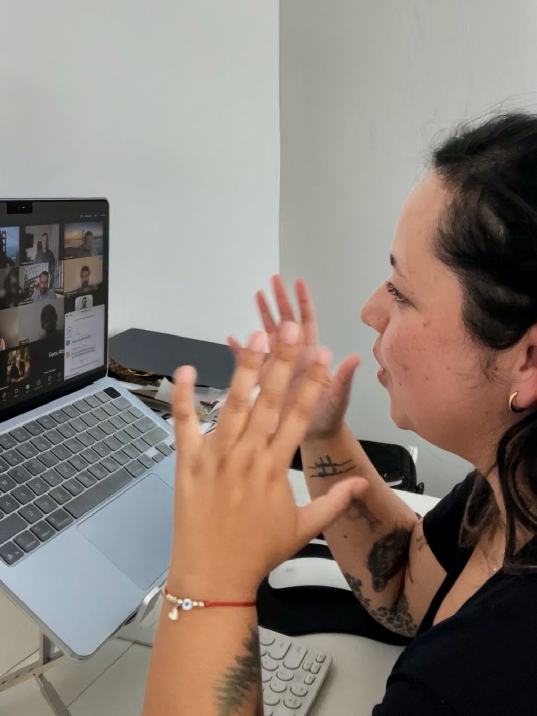 Nati Méndez facilitating a Clay workshop